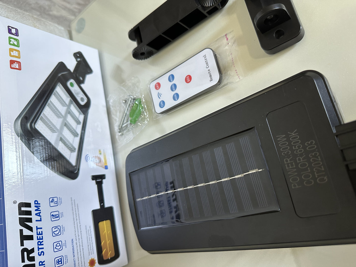 LÁMPARA CON SENSOR SOLAR LT-6120